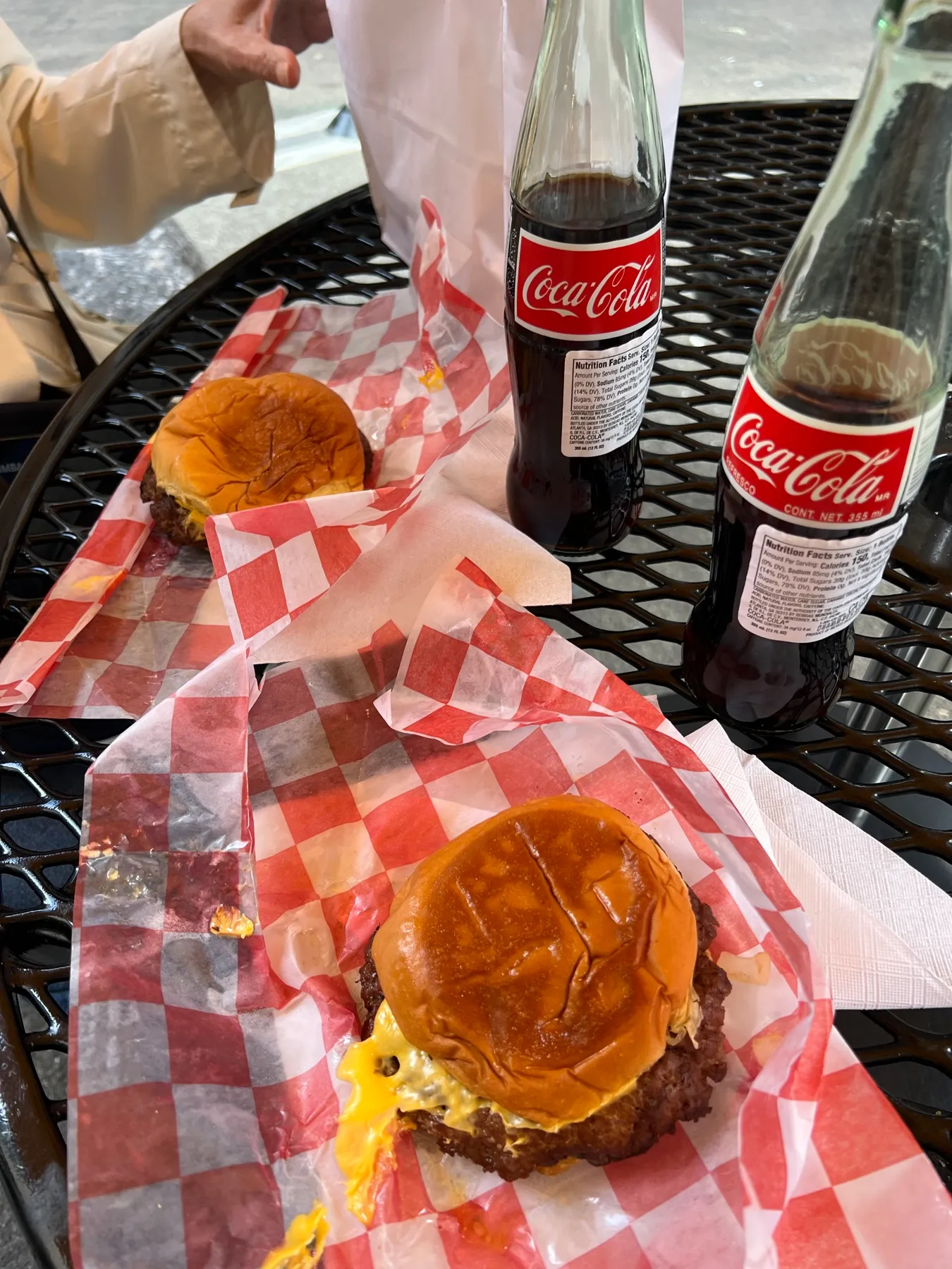 Hamburguesas de 7th Street Burger con Coca-Cola de cristal