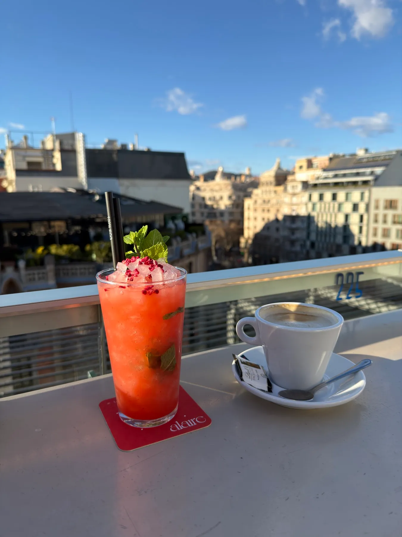 Cóctel y café en el Alaire Rooftop Bar