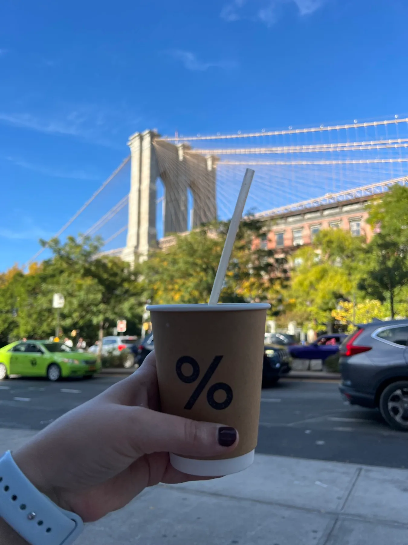 Café de % Arabica con el puente de Brooklyn de fondo