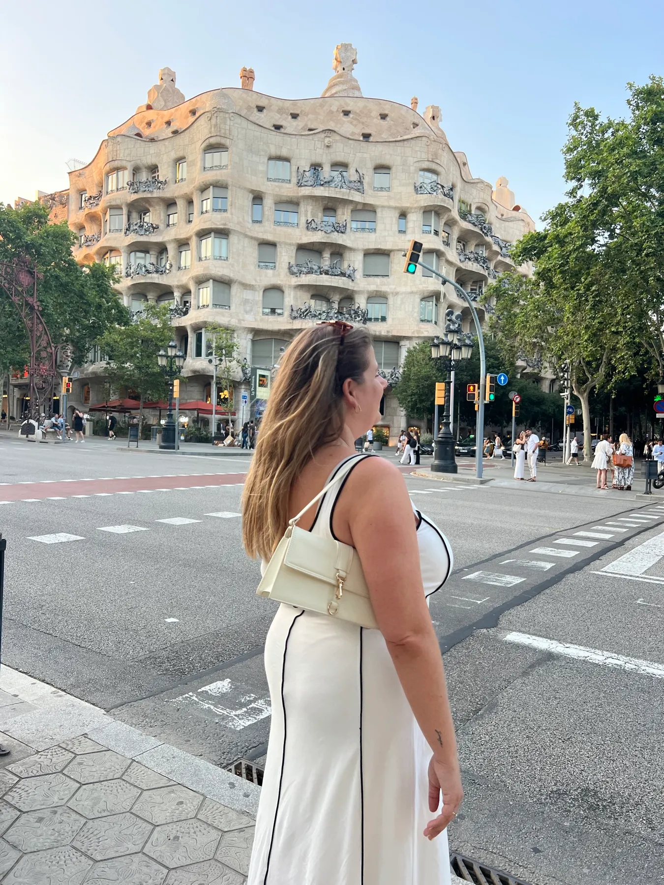 Carol en el Passeig de Gràcia delante de La Pedrera