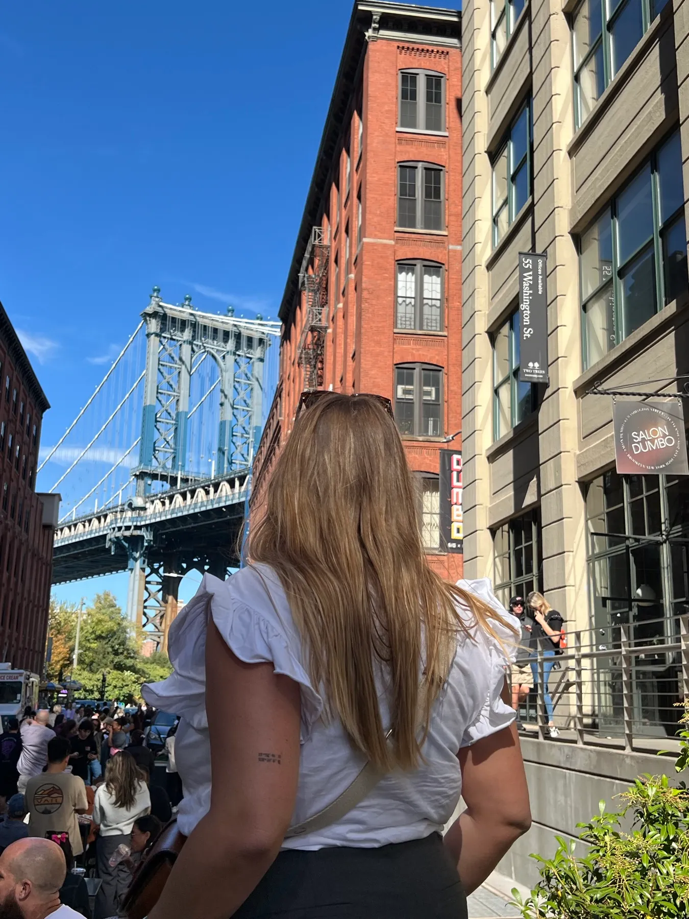 La famosa calle de DUMBO con el puente de Manhattan al fondo