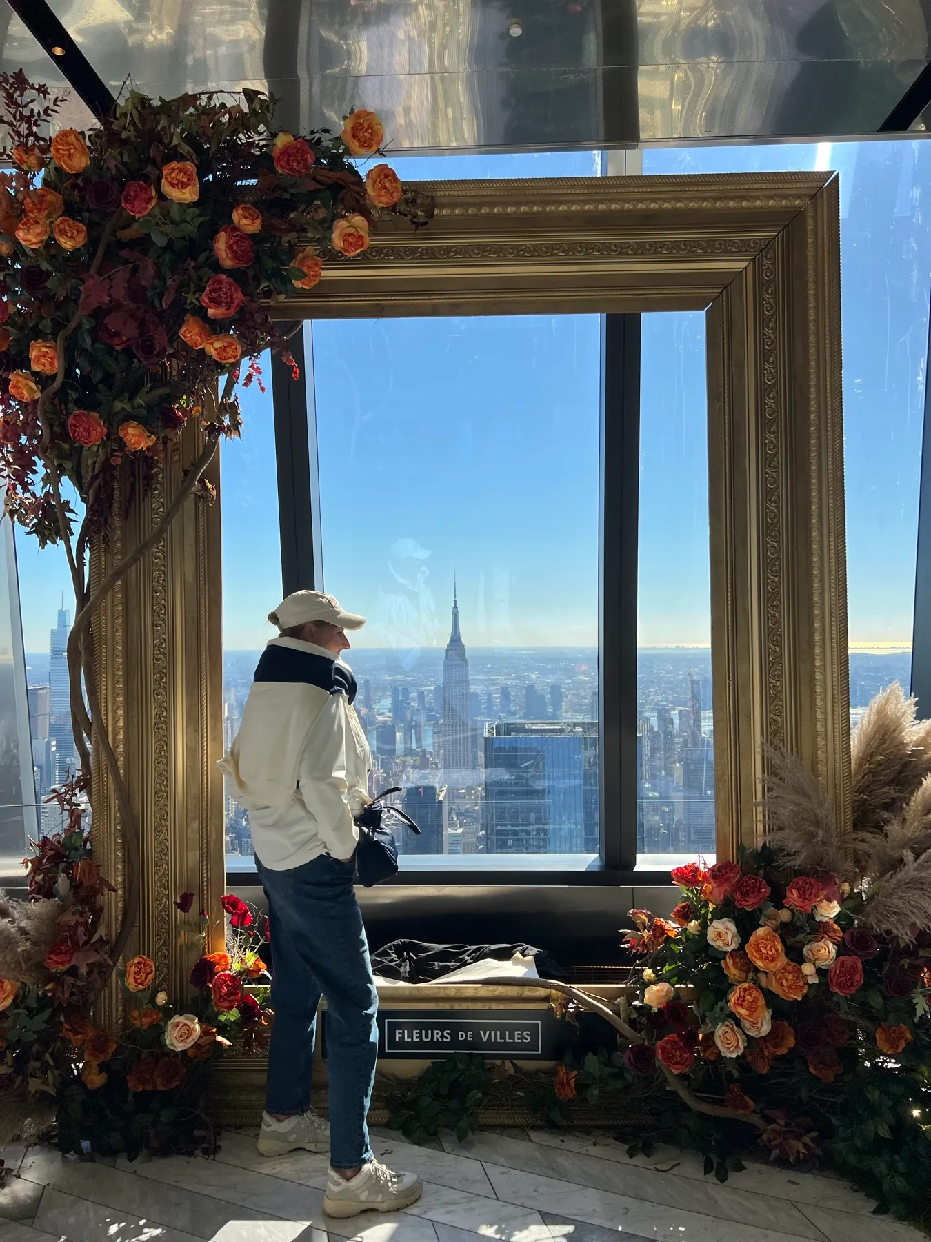 Marco de flores con el Empire State al fondo en The Edge