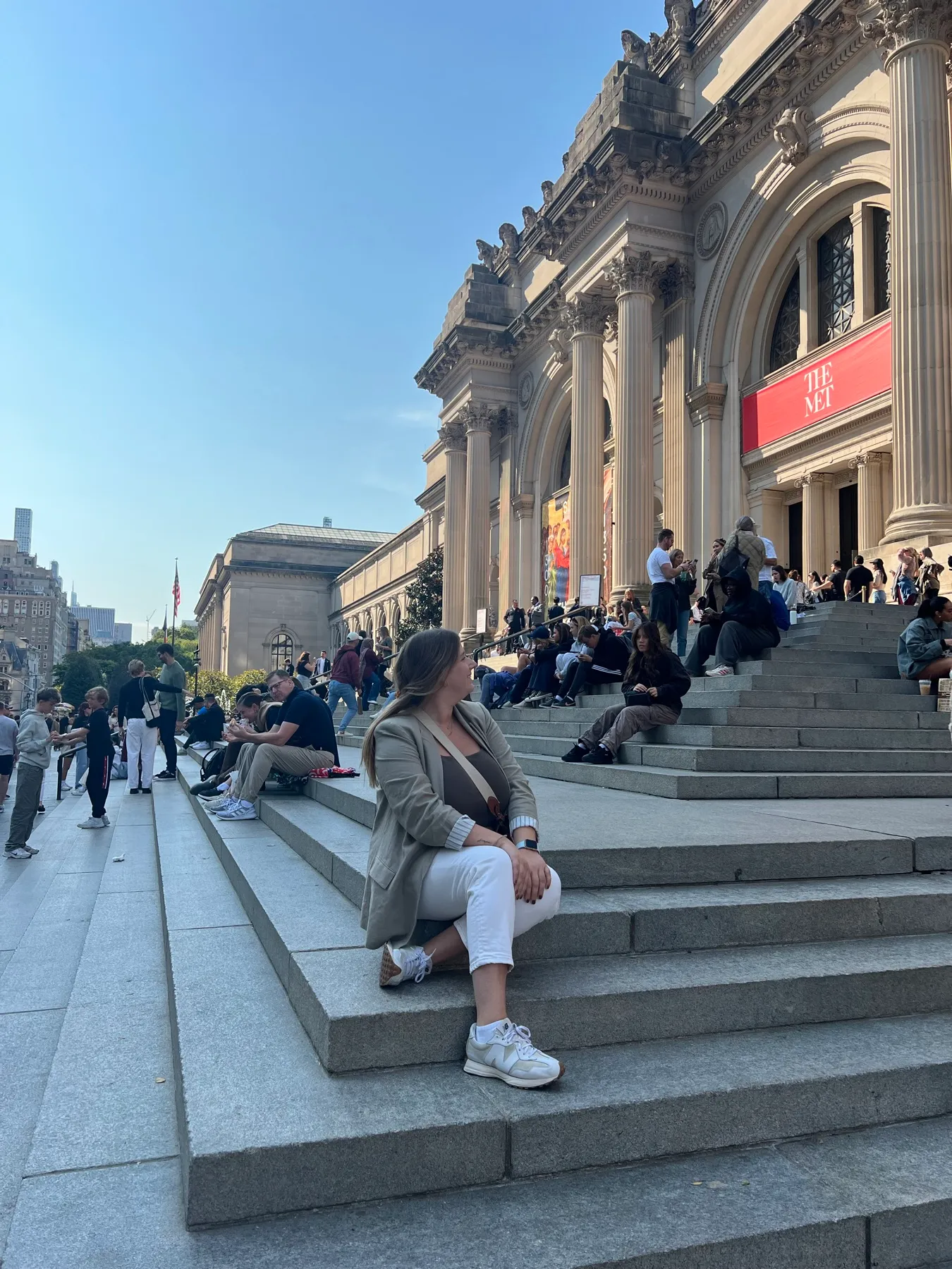 Sentada en las escaleras de The Met