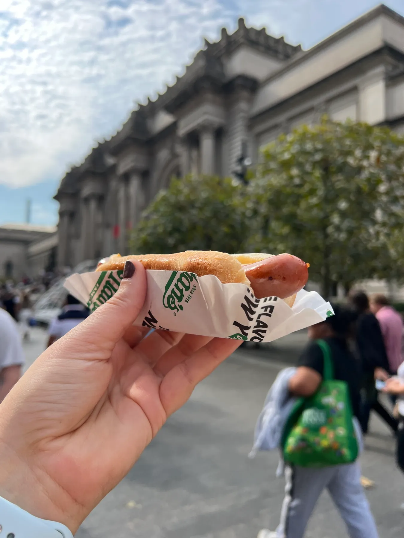 Hot dog de Nathan's delante de The Met