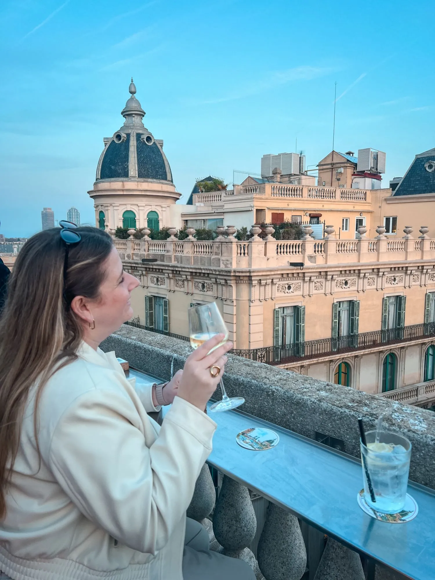 Carol con una copa de vino en el Ohla Rooftop de Barcelona