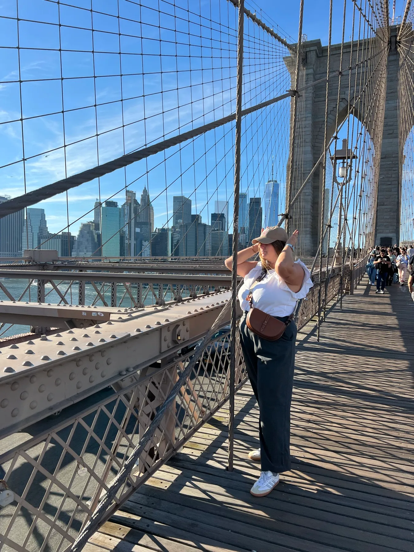 Cruzando el puente de Brooklyn a pie
