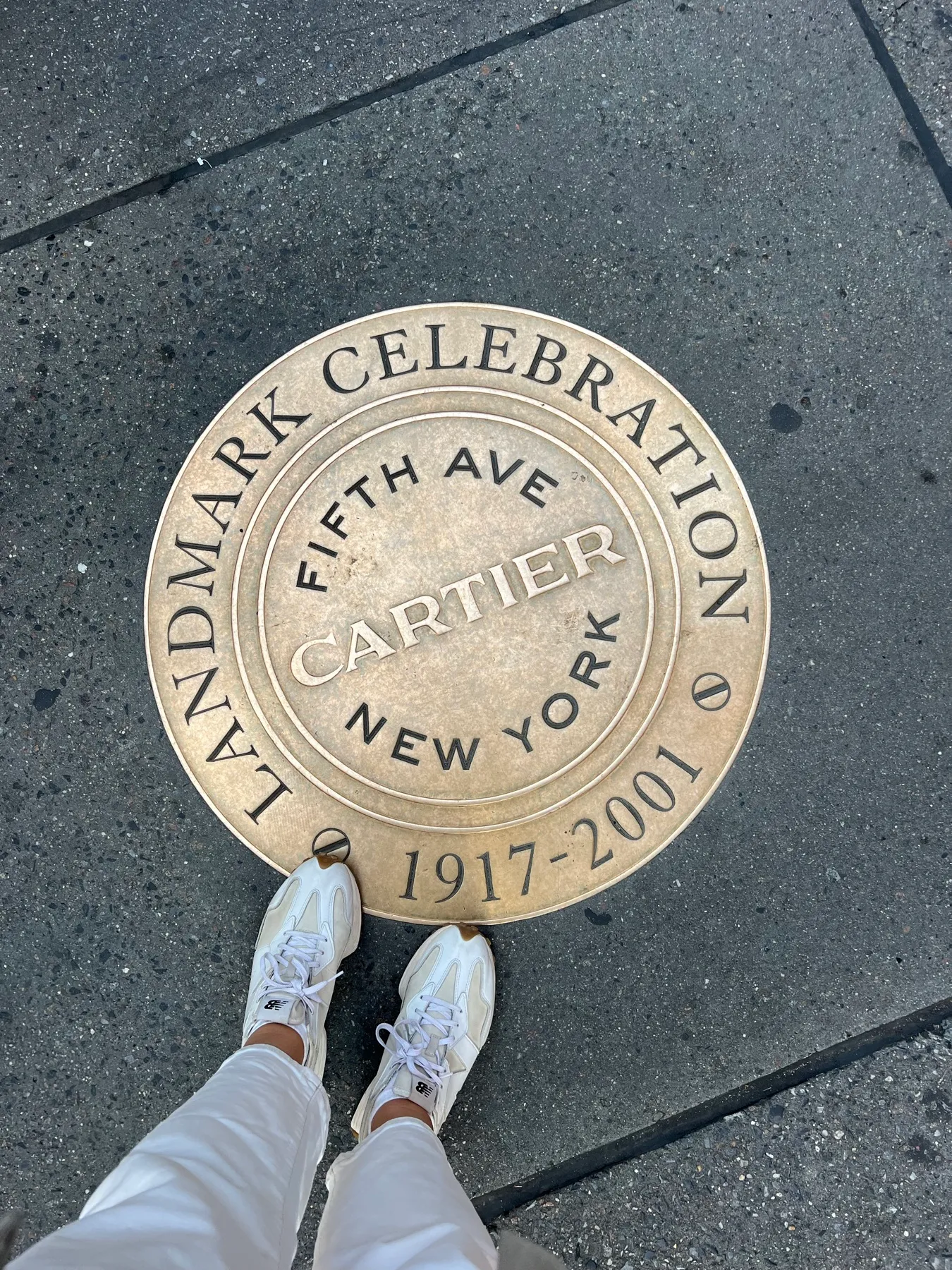 Placa de Cartier en la acera de la Quinta Avenida