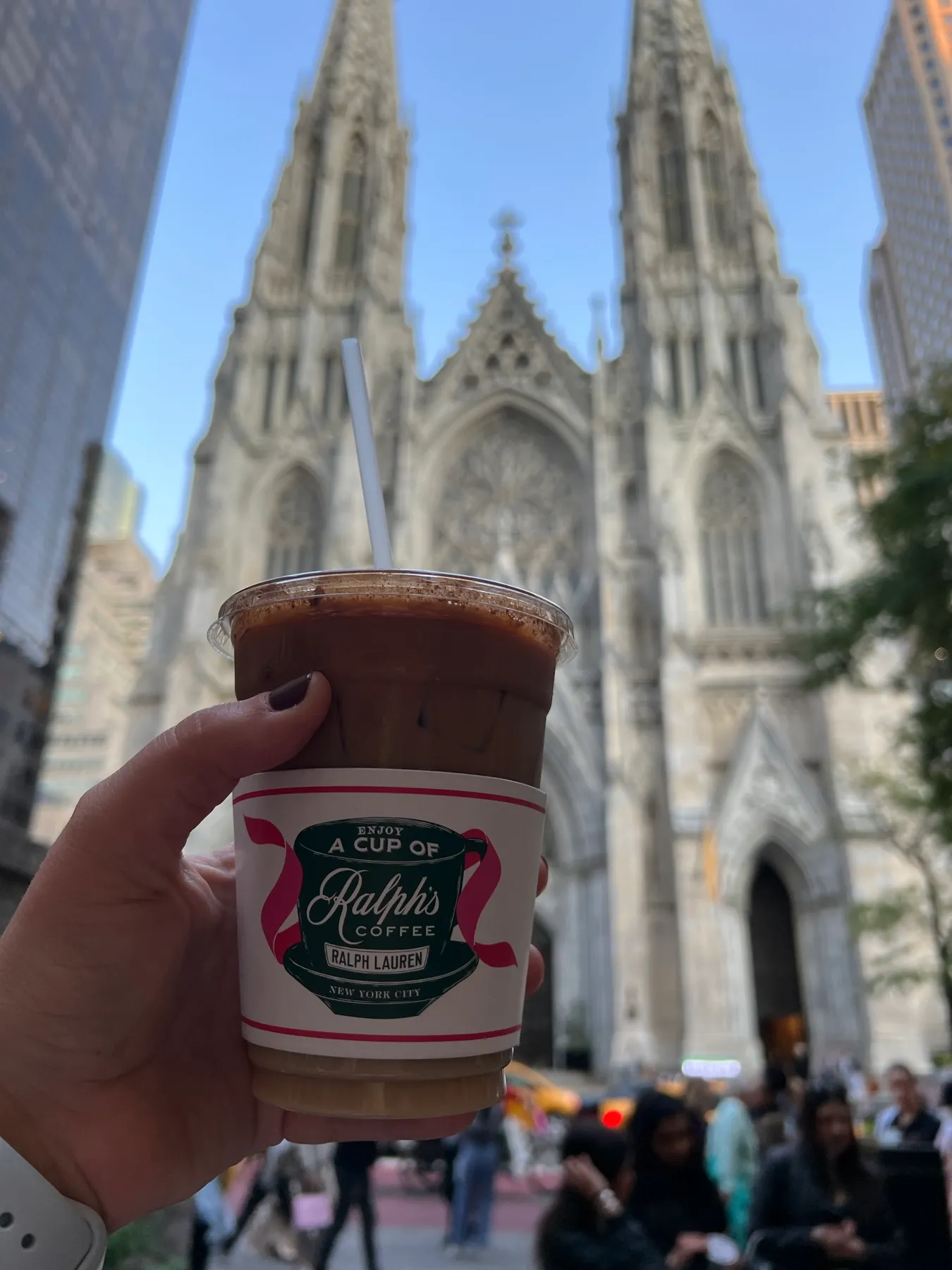 Café de Ralph's Coffee con la St. Patrick's Cathedral de fondo