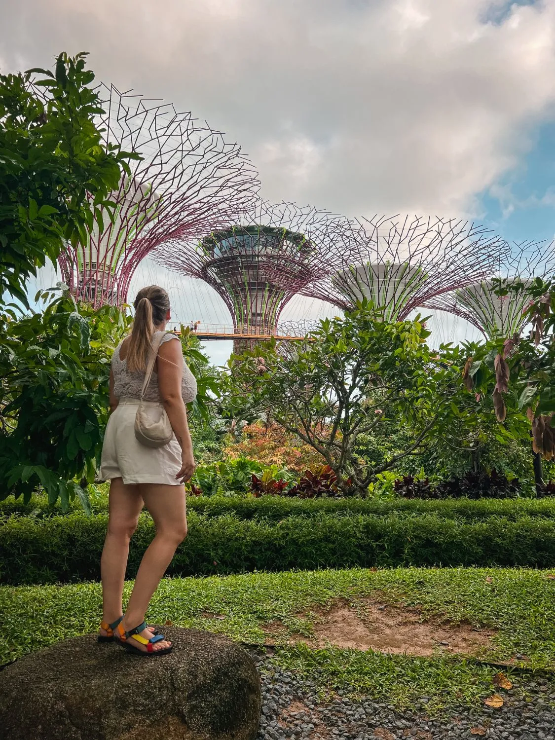 Carol frente a los Supertrees de Gardens by the Bay
