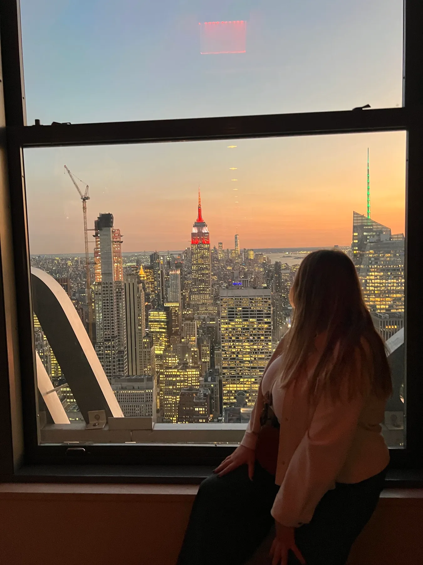 Mirando el atardecer desde la ventana del Top of the Rock