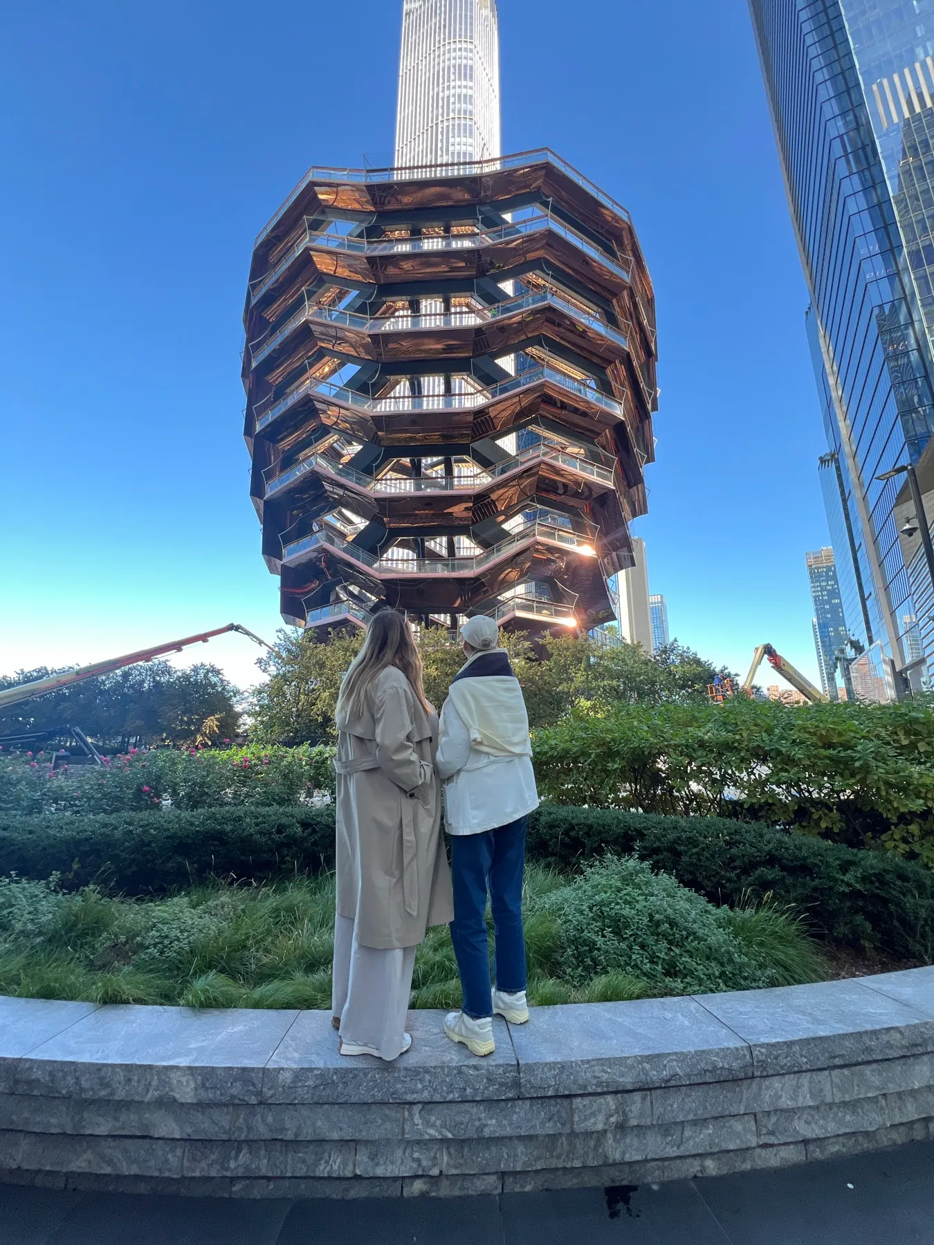 Mi madre y yo delante del Vessel en Hudson Yards